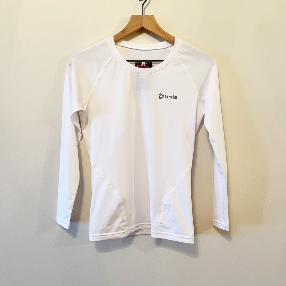 NWT Tesla White Long Sleeve Performance Baselayer Top Size Medium
